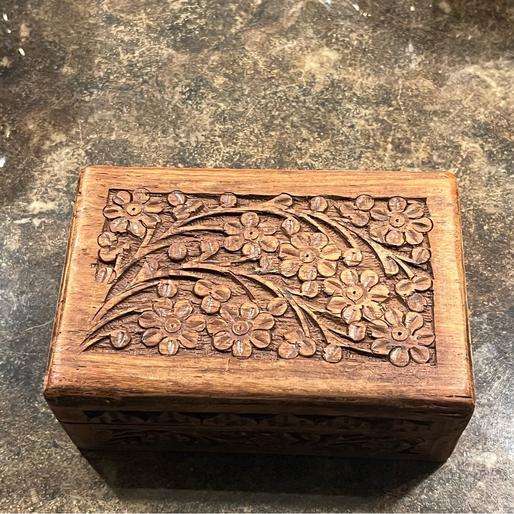Vintage  Carved Wood Hinged Lid Jewelry trinket Storage Red Velvet Lined Box - Picture 3 of 10